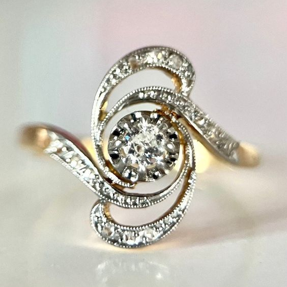 Vintage zlatni prsten s spiralom cirkonita