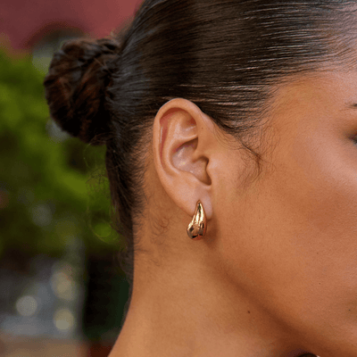 Mali zlatni zakrivljeni krugovi